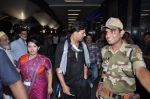 Akshay kumar snapped at the airport in Mumbai on 9th Nov 2012 (15).JPG